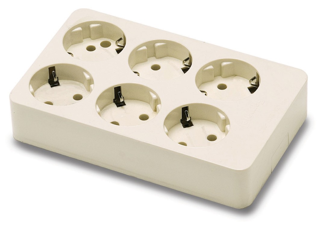 Base 6 tomas de 16A en color blanco